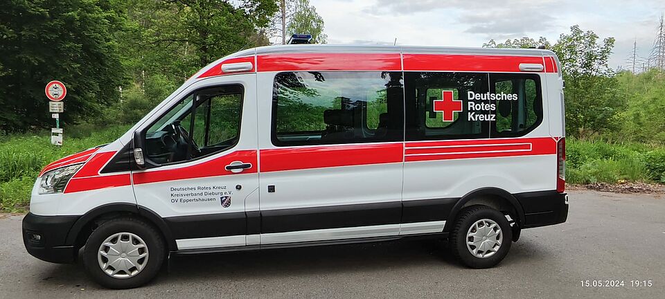 Seitenansicht eines Mannschaftstransportfahrzeuges des DRK.