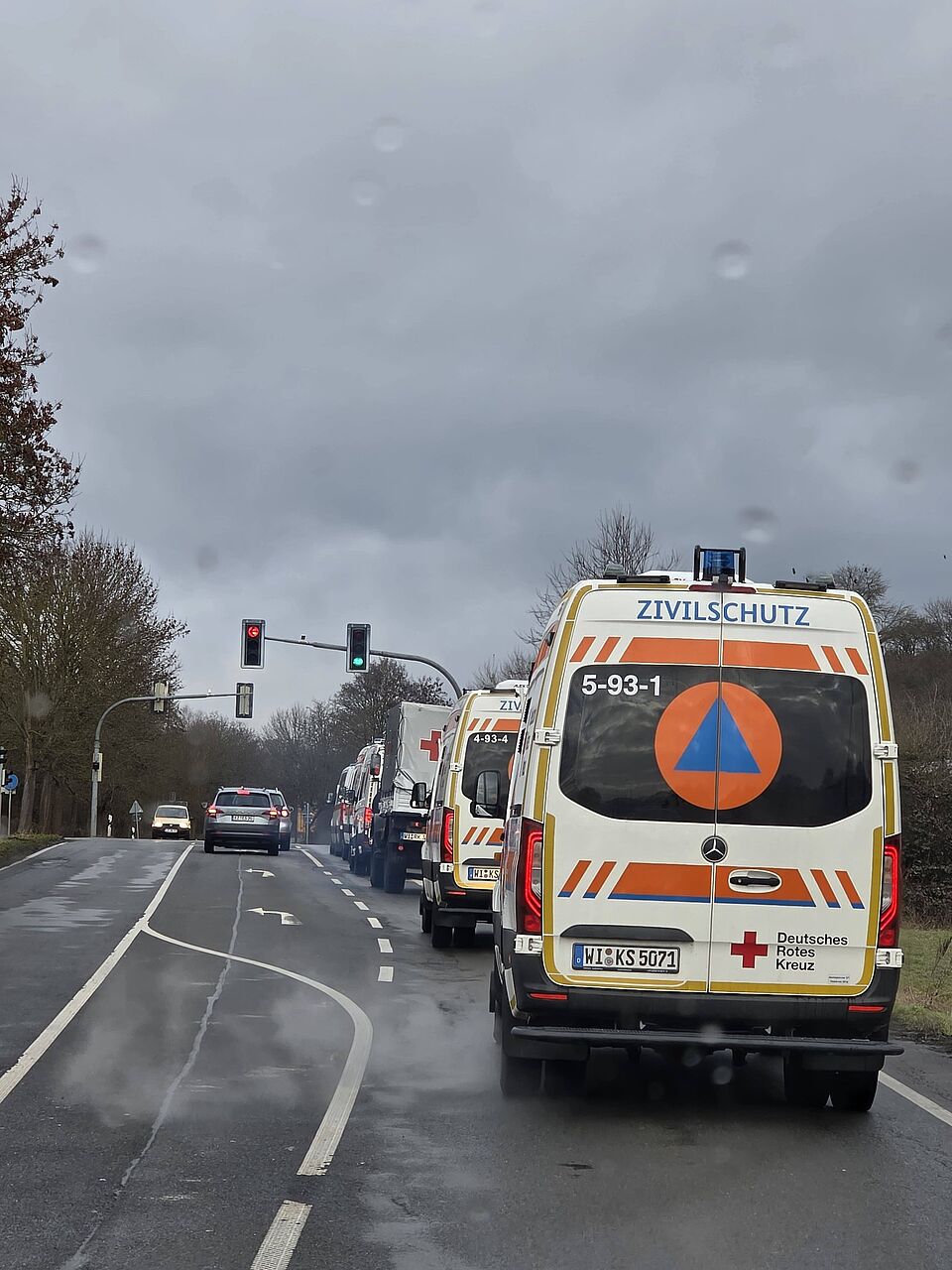 KTW-B SZ von hinten als letztes Fahrzeug eines Kolonne von Einsatzfahrzeugen 