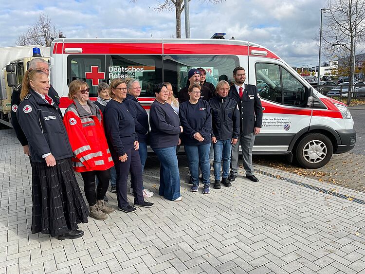 Gruppenbild der anwesenden Bereitschaftsangehörigen vor dem Mannschaftstransporter